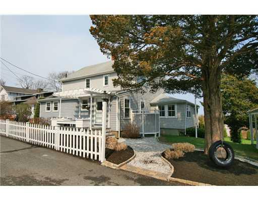 110 Hill Side Street, North Kingstown