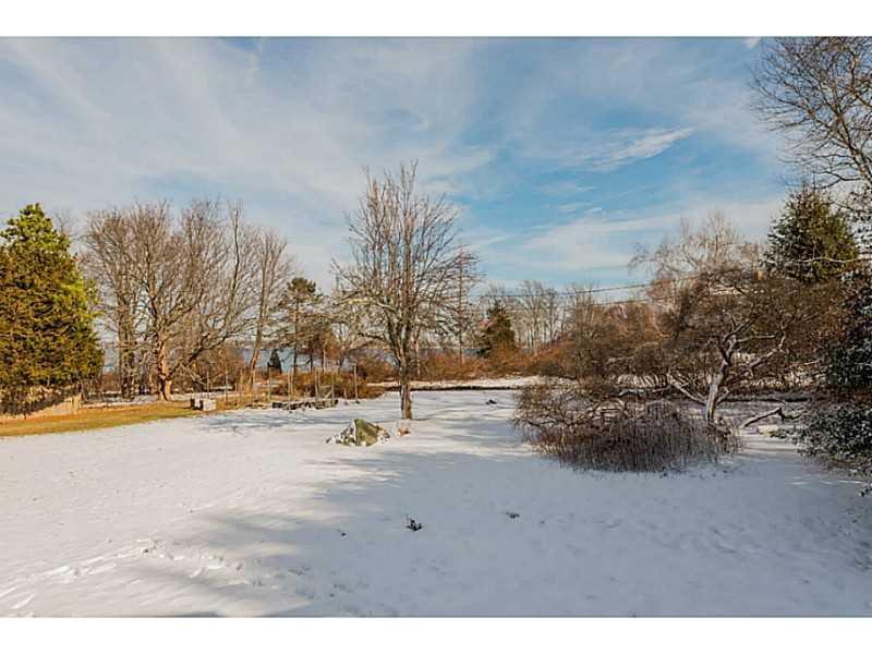 1106 East Shore Road, Jamestown