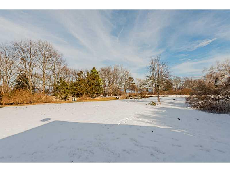 1106 East Shore Road, Jamestown