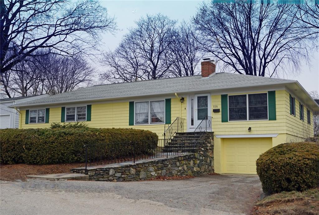 118 Wannamoisett Road, East Providence