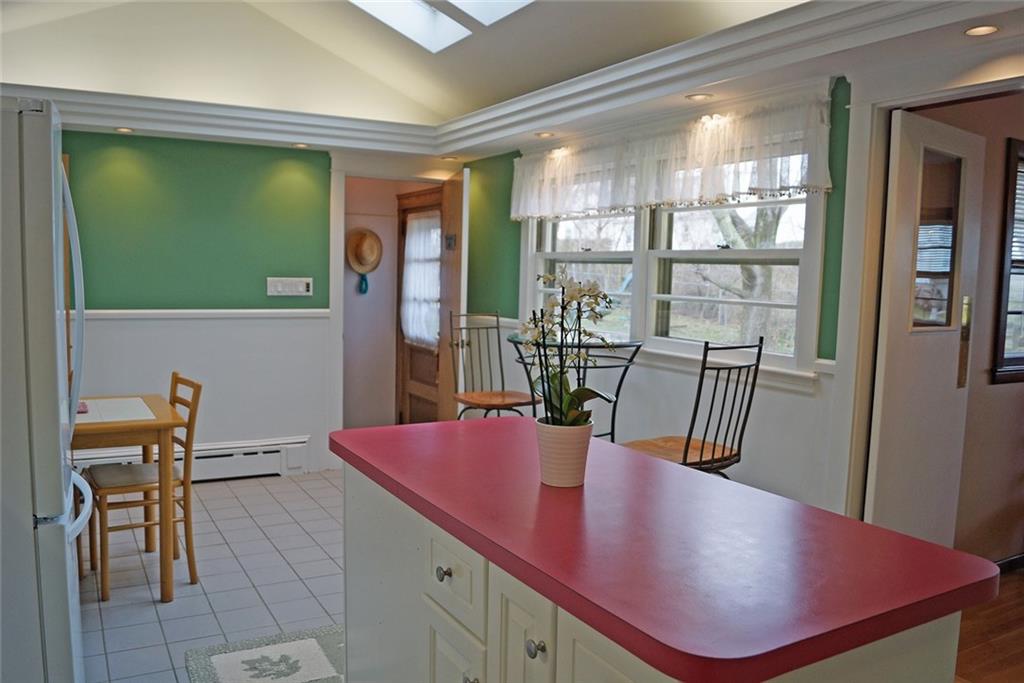 118 Wannamoisett Road, East Providence