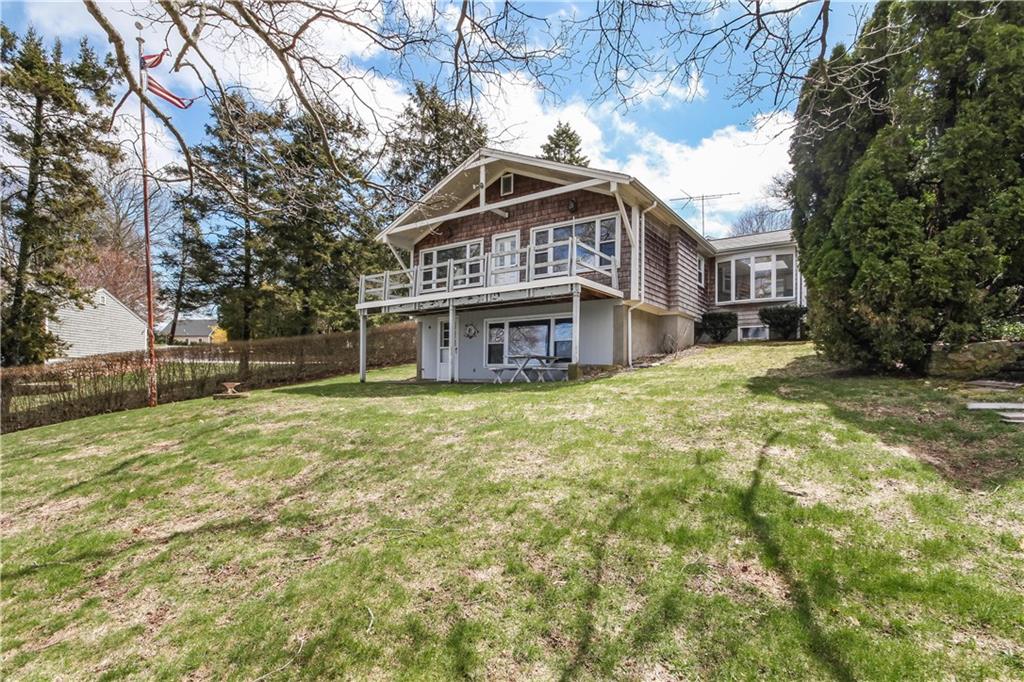 8 Oak Hill Road, Narragansett