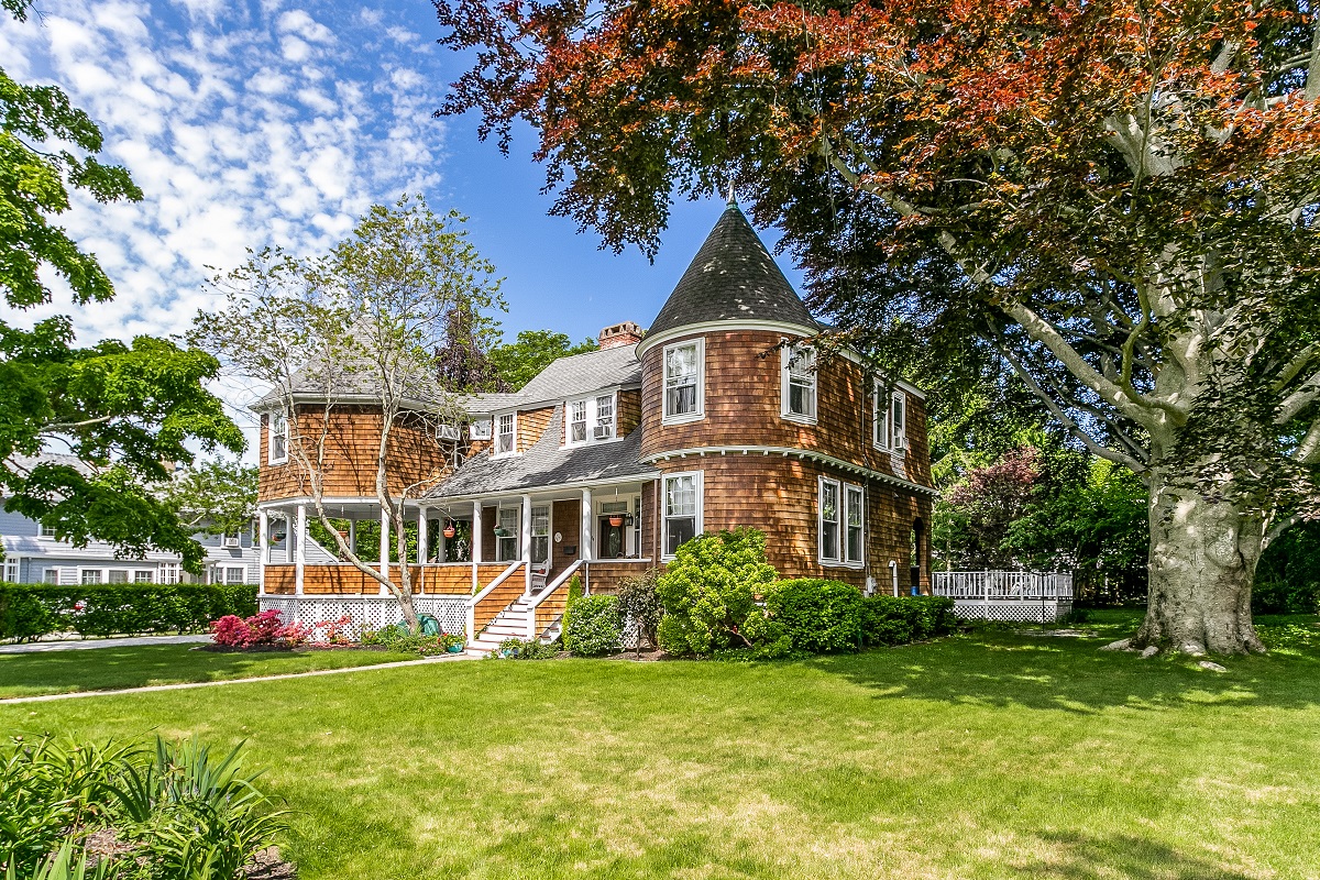 PROVIDENCE JOURNAL House of the Week: Narragansett Victorian features beautiful woodwork, 5 fireplaces