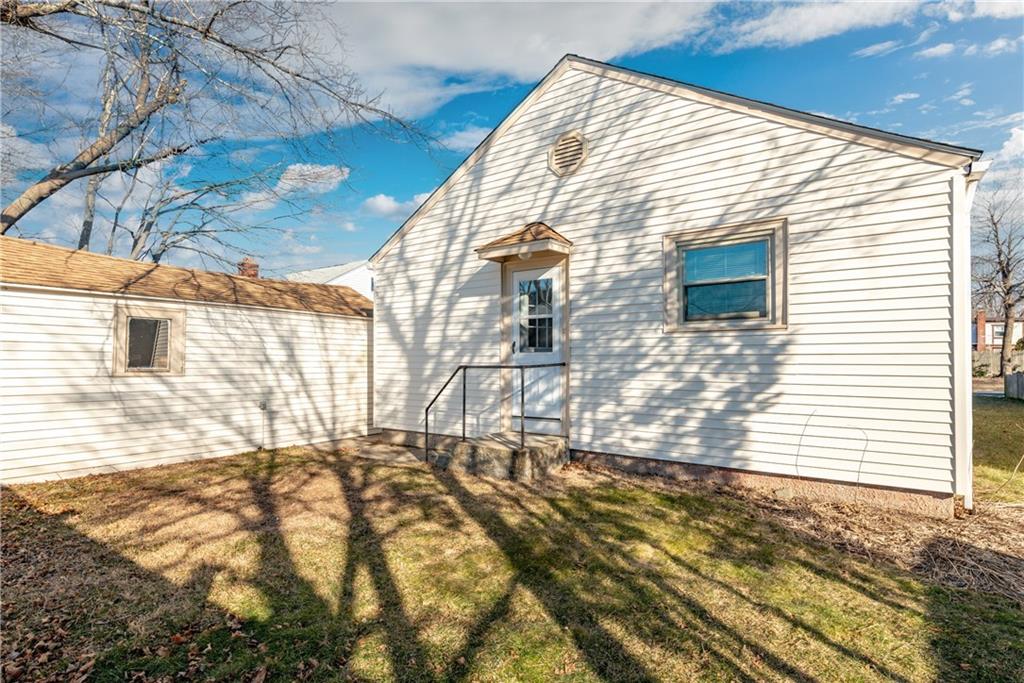 111 Edgemere Road, Pawtucket