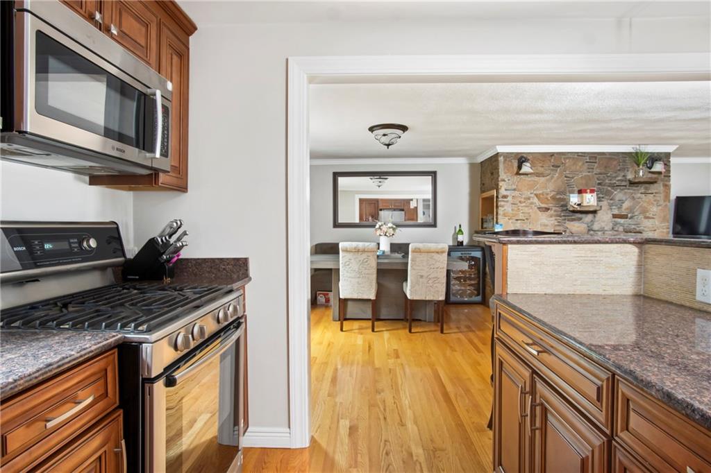 15 Valley RD, East Greenwich Lila Delman