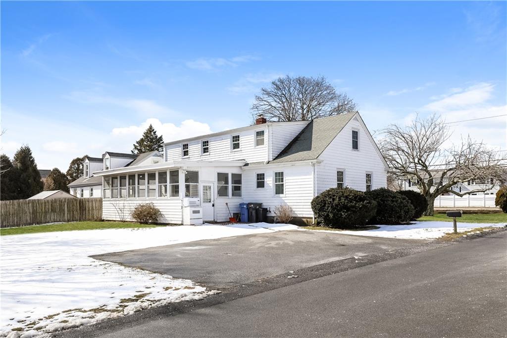 1581 West Main Road, Middletown