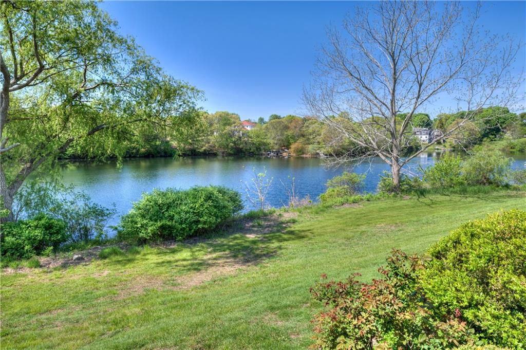 37 Shadow Farm Way, South Kingstown