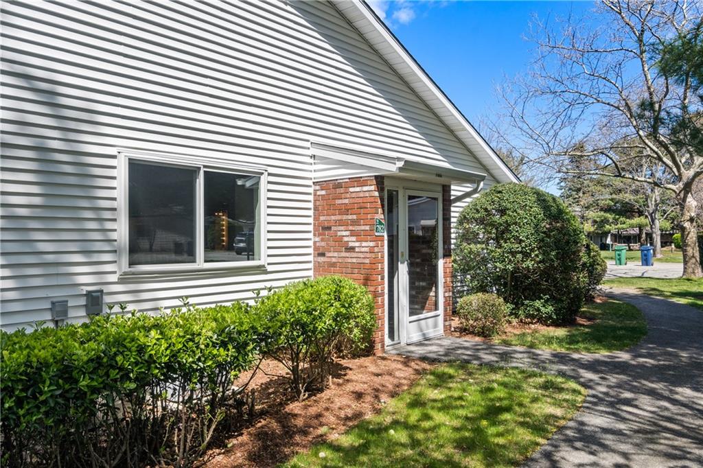 782 Williamsburg Circle, Warwick