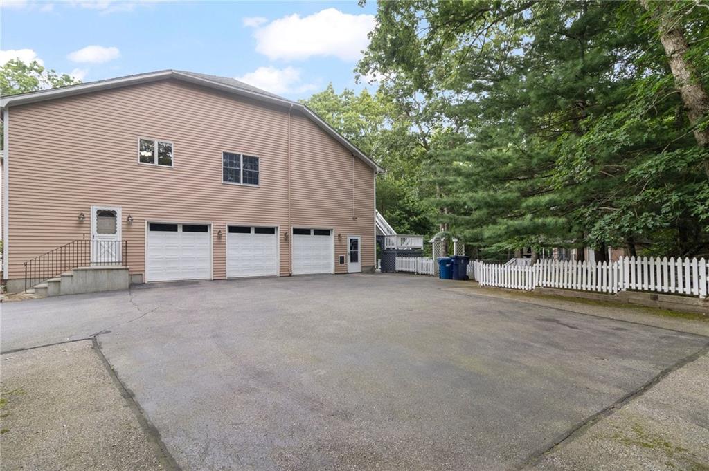 25 Dale Hill Drive, North Kingstown