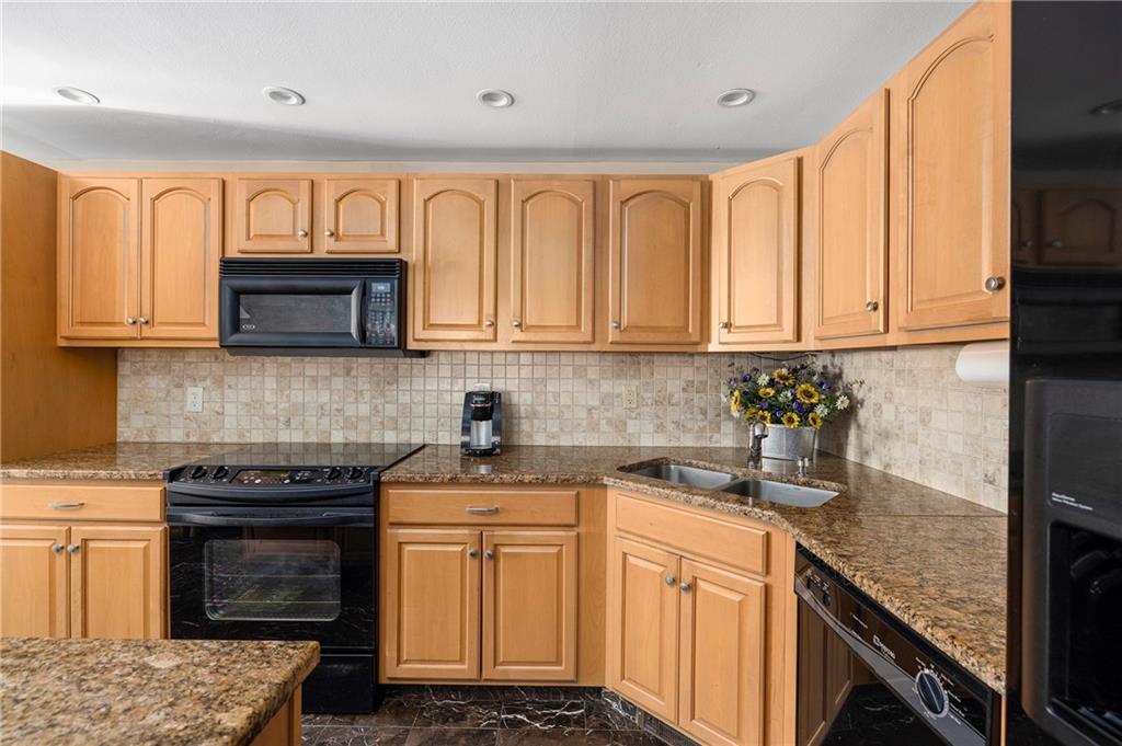 246 Old River Road, Lincoln