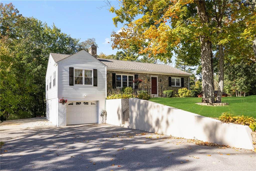 246 Old River Road, Lincoln