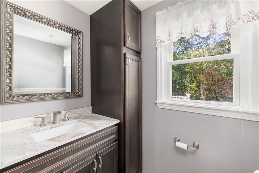 246 Old River Road, Lincoln