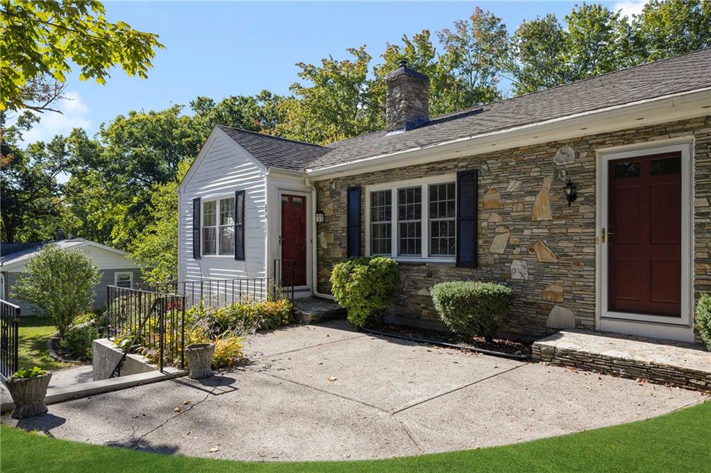 246 Old River Road, Lincoln