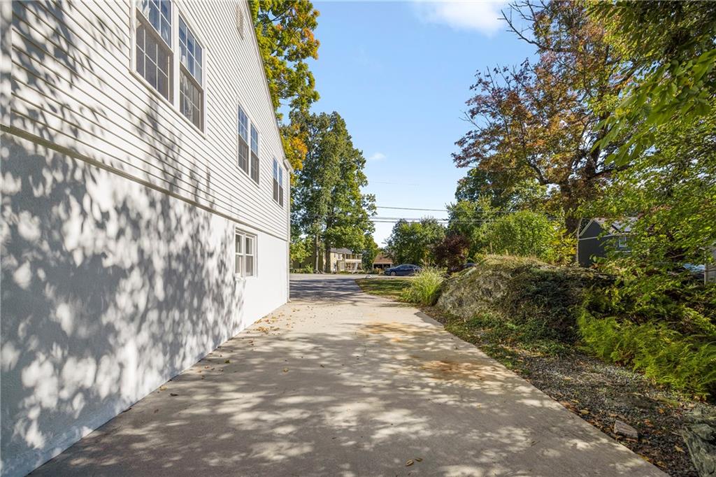 246 Old River Road, Lincoln