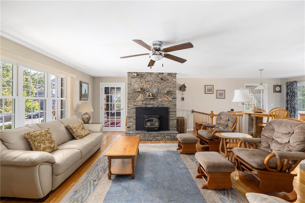 246 Old River Road, Lincoln