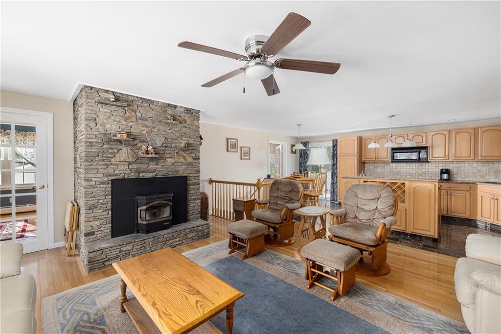 246 Old River Road, Lincoln