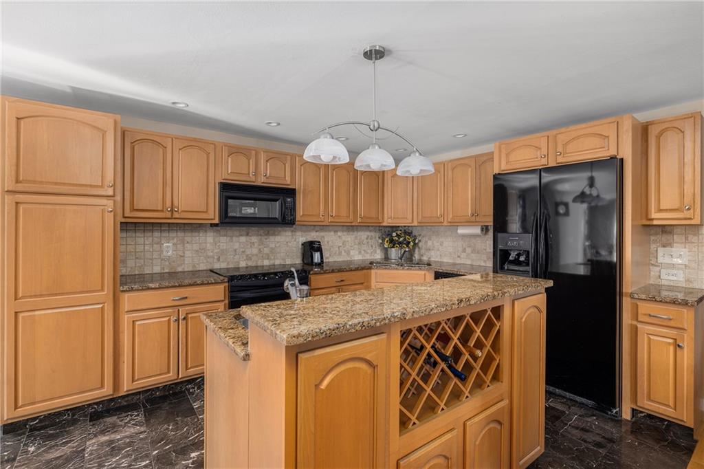 246 Old River Road, Lincoln