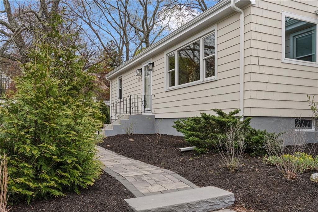 5 Interlocken Road, East Providence