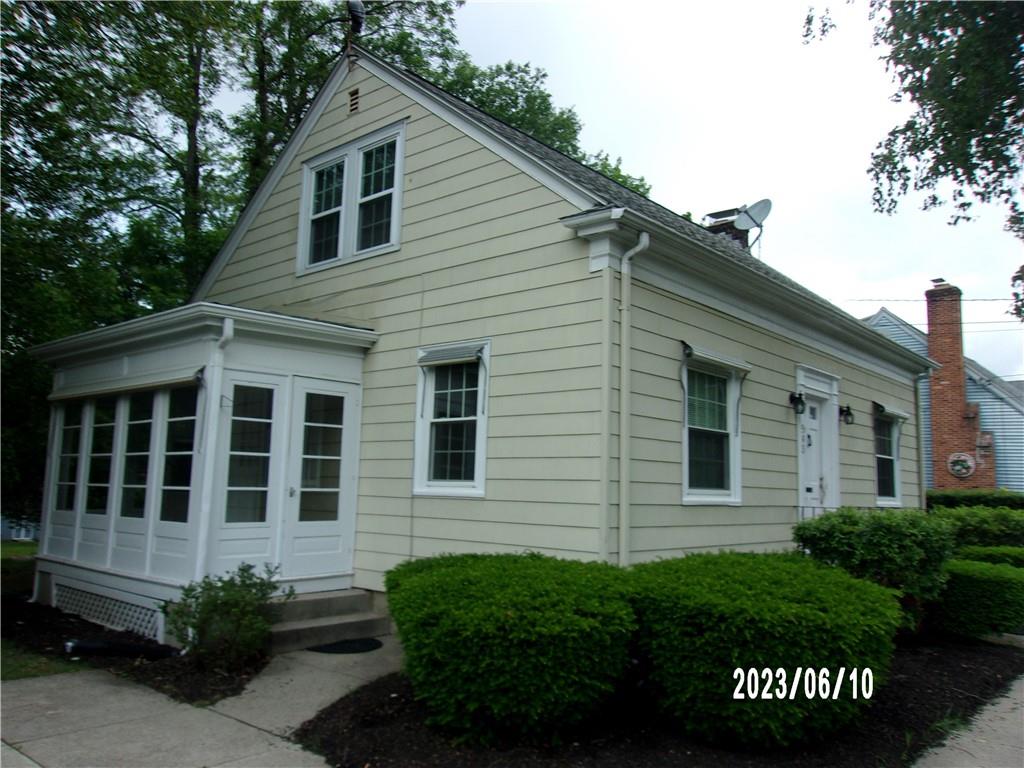 593 Oaklawn Avenue, Cranston