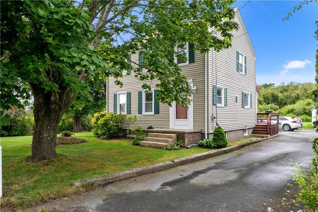 93 Third Beach Road, Middletown