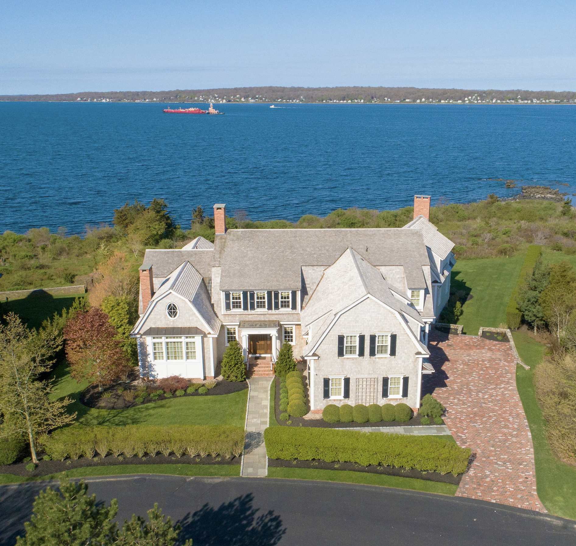 ALYCE WRIGHT OF LILA DELMAN COMPASS SELLS WATERFRONT HOME  IN PORTSMOUTH FOR RECORD-BREAKING $6,100,000.