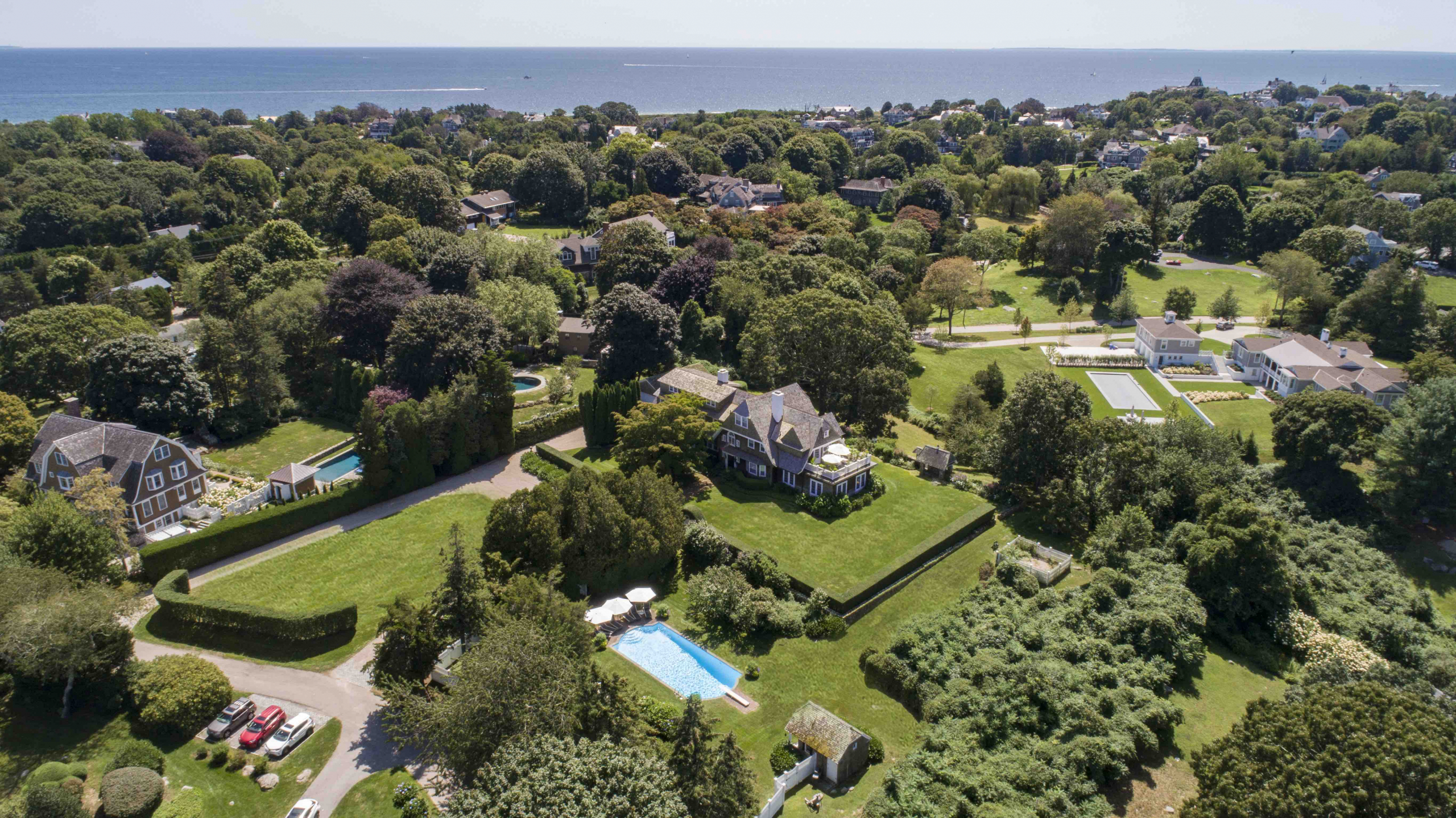 LORI JOYAL OF LILA DELMAN COMPASS SETS RECORD  WITH THE SALE OF 8 POPON ROAD FOR $14,000,000