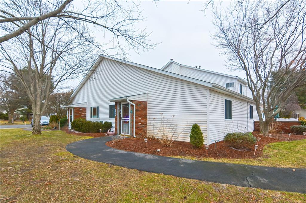 789 Williamsburg Circle, Warwick