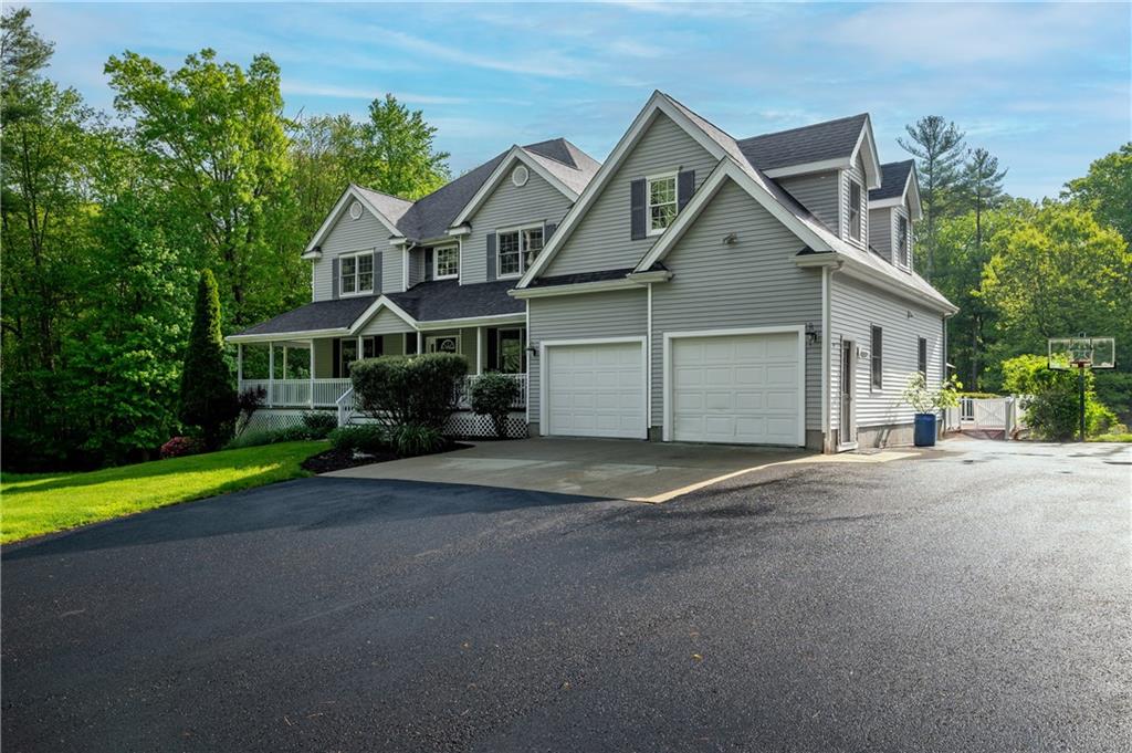 11 Hart Pond Drive, North Smithfield