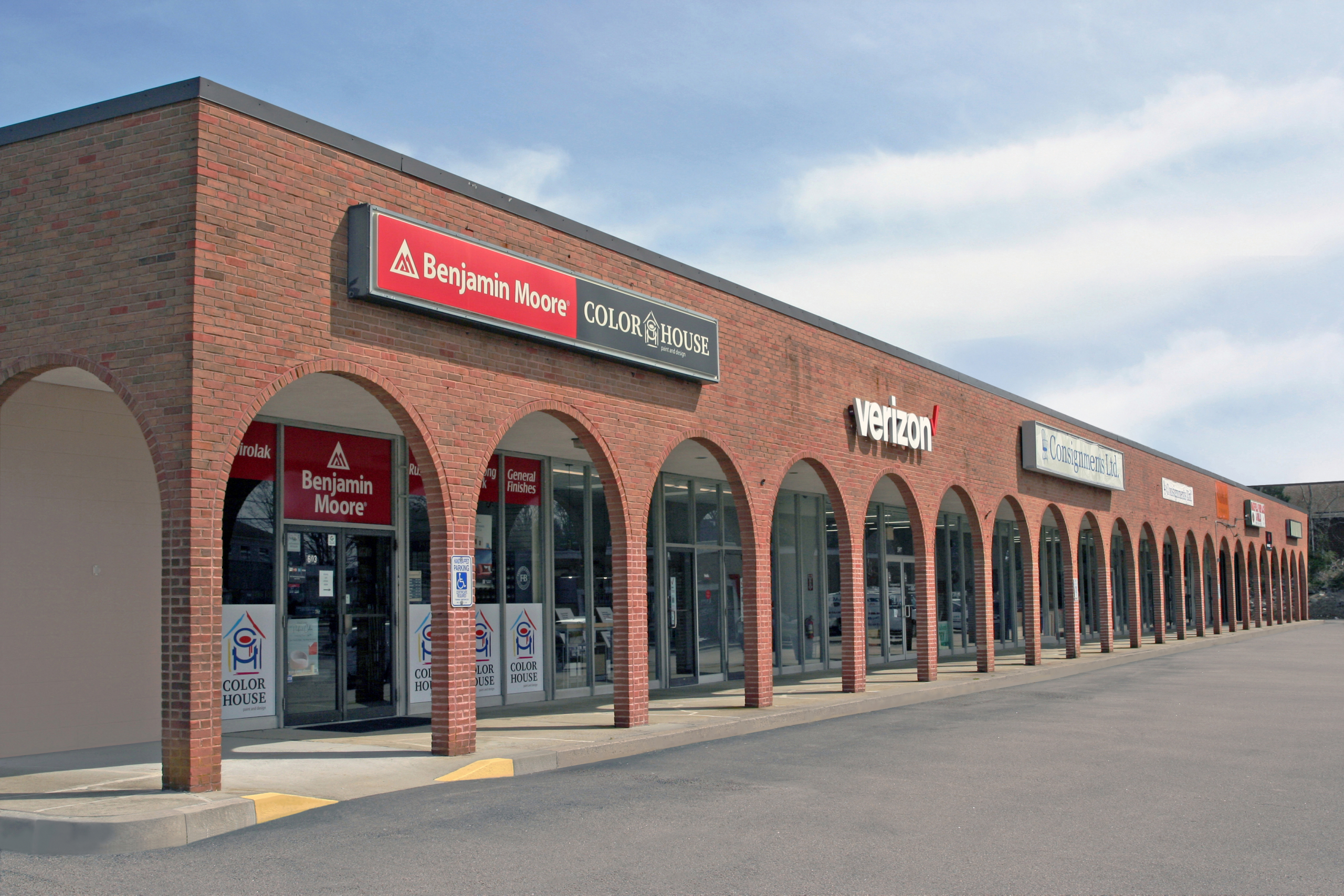 ARAKELIAN BROKERS THE SALE OF A SIGNIFICANT  SHOPPING CENTER IN WAKEFIELD, RI