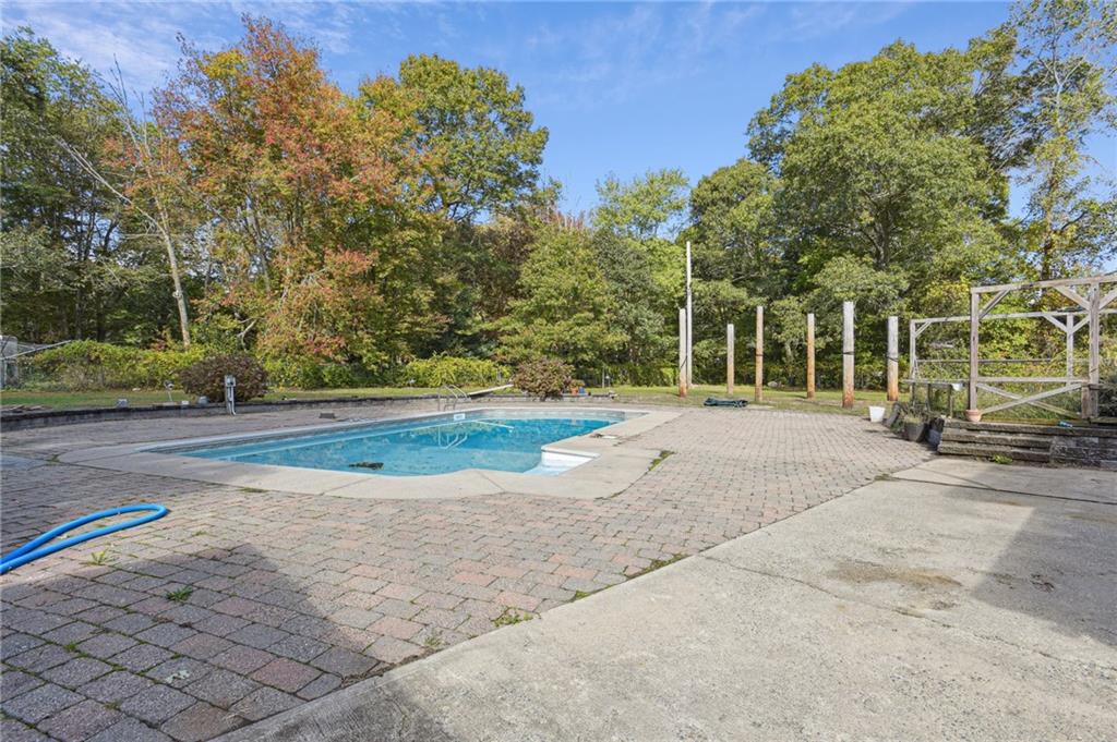 89 Maxson Hill Road, Hopkinton