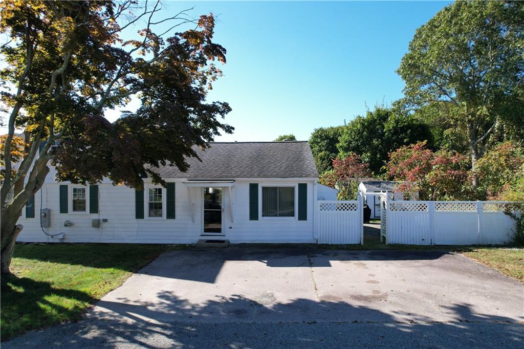 19 Maywood Road, Narragansett