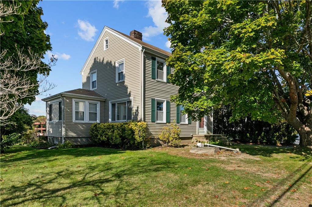 93 Third Beach Road, Middletown