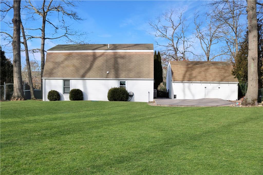 14 Canterbury Drive, Westerly