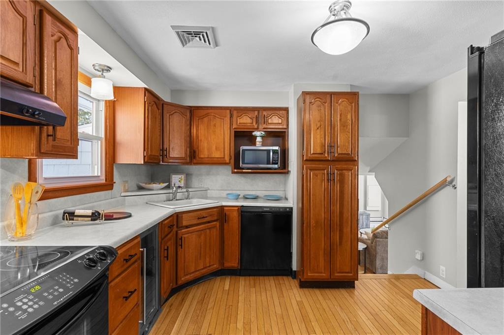 305 Reservoir Avenue, Lincoln