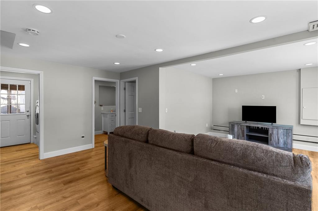 305 Reservoir Avenue, Lincoln