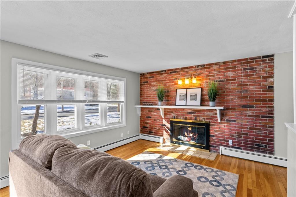 305 Reservoir Avenue, Lincoln