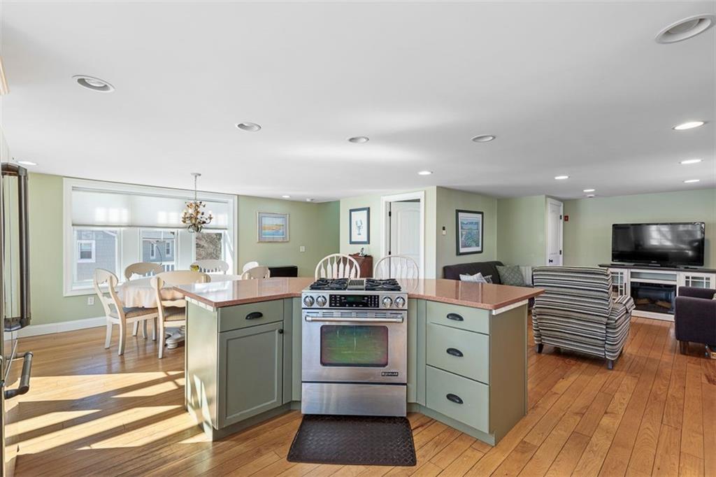 12 West Side Drive, South Kingstown