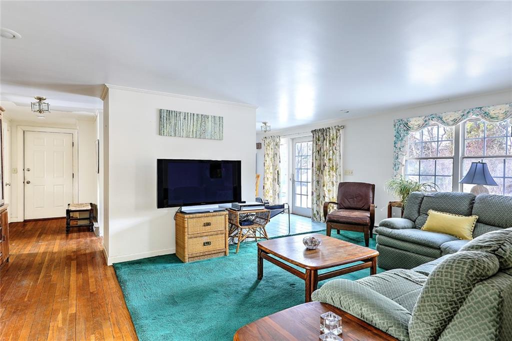 6 Governor Bradford Drive, Barrington