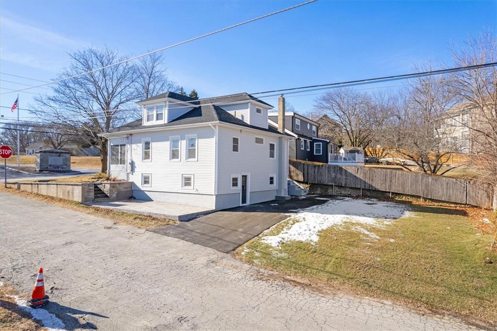 397 Old River Road, Lincoln