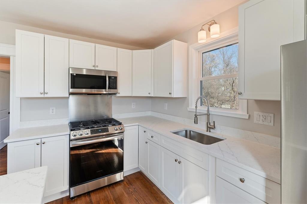 397 Old River Road, Lincoln