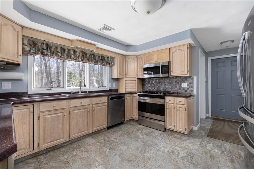 1349 Maple Valley Road, Coventry