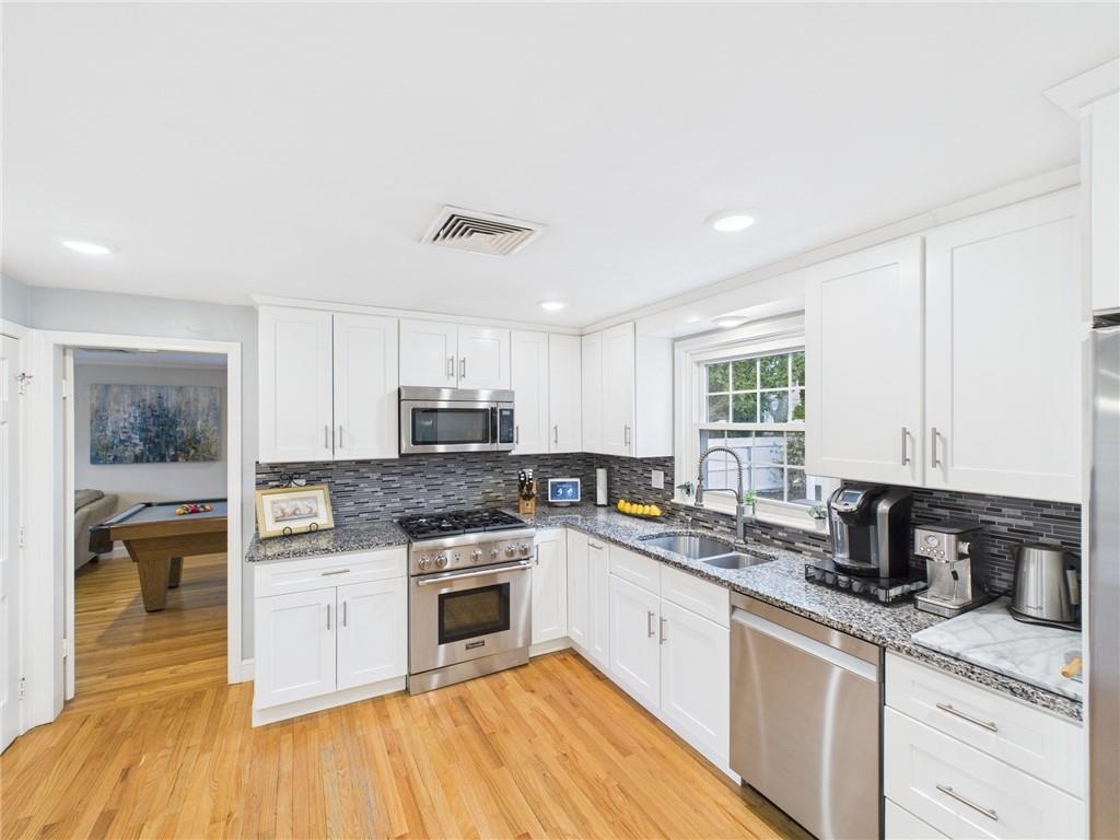 17 Meadowbrook Drive, Barrington
