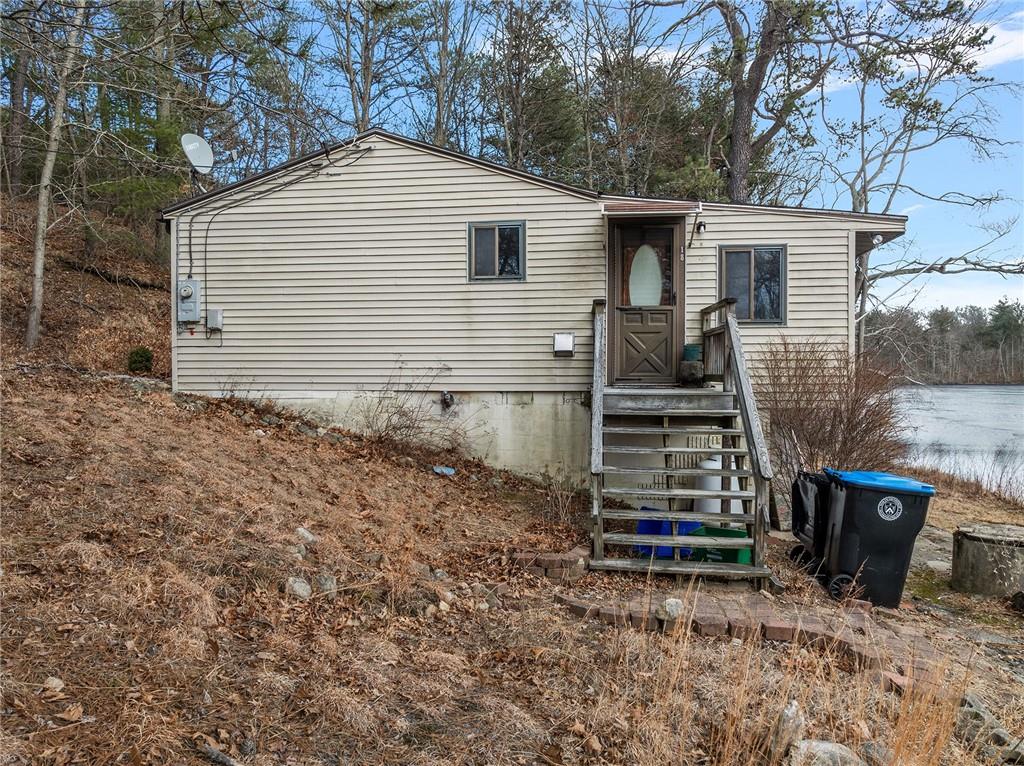 18 Tarklin Pond Drive, North Smithfield