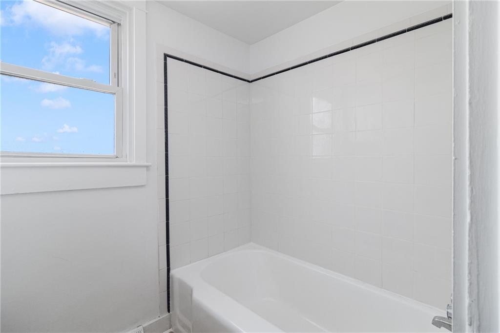 1609 West Main Road, Middletown