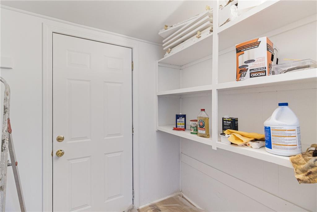 1609 West Main Road, Middletown