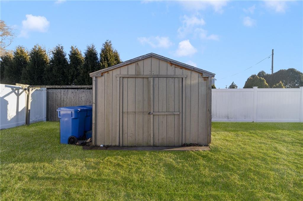 1609 West Main Road, Middletown