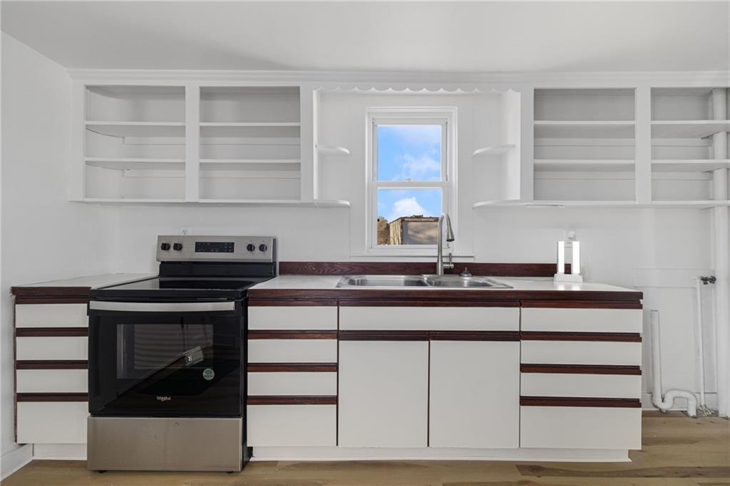 1609 West Main Road, Middletown