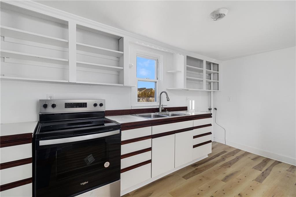 1609 West Main Road, Middletown