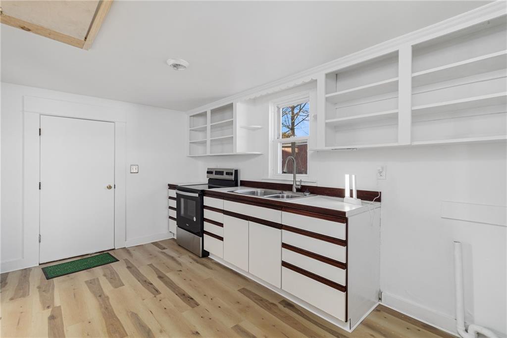 1609 West Main Road, Middletown