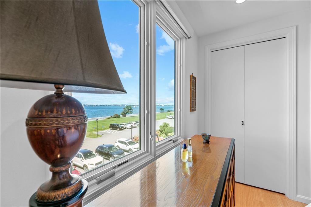 208 America, Newport
